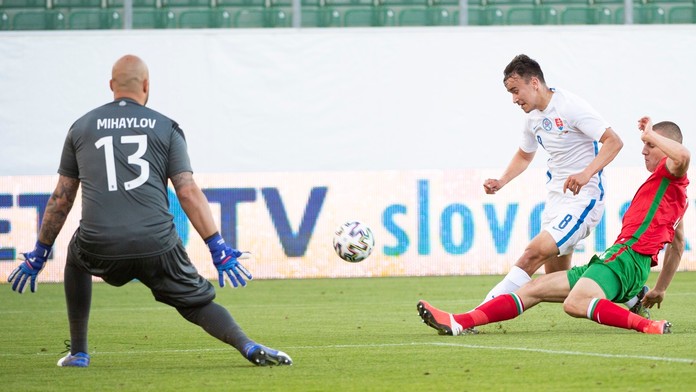 David Strelec (Slovensko), vľavo Nikolaj Mihajlov a vpravo Valentin Antov (obaja Bulharsko) v prípravnom zápase pred EURO 2020.