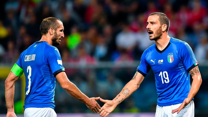 Obrancovia Talianska Leonardo Bonucci (vpravo) a Giorgio Chiellini v príprave proti Ukrajine.
