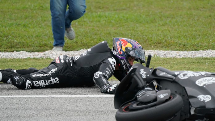 VIDEO: V zákrute neudržal rovnováhu a nebezpečne vyletel do vzduchu. Majster sveta MotoGP skončil v nemocnici