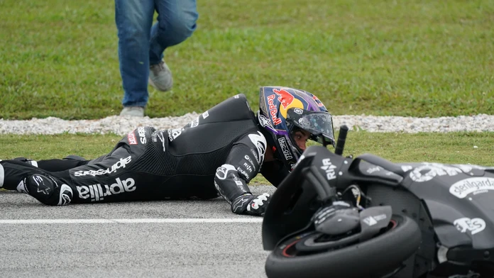 VIDEO: V zákrute neudržal rovnováhu a nebezpečne vyletel do vzduchu. Majster sveta MotoGP skončil v nemocnici
