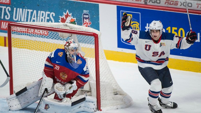 Americký hráč Colin White (vpravo) oslavuje gól v sieti ruského brankára Ilju Samsonova