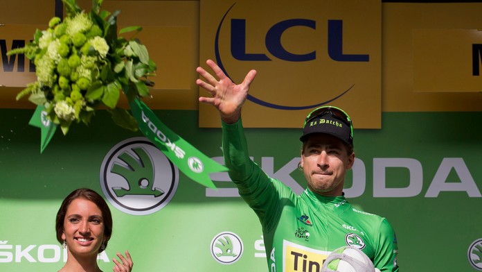 Peter Sagan hádže do davu kyticu