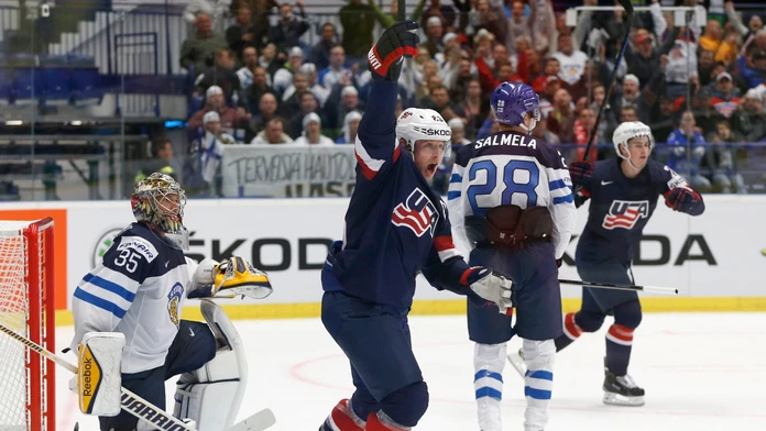 Matt Hendricks (USA) sa teší z víťazného gólu do siete Fínska.