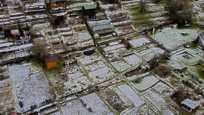 Zasnežená záhradkárska oblasť v Banskej Bystrici.