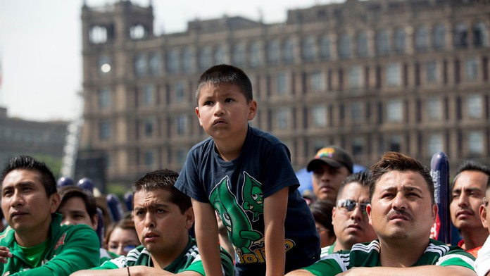 Sklamaní mexickí fanúšikovia po prehre s Holandskom