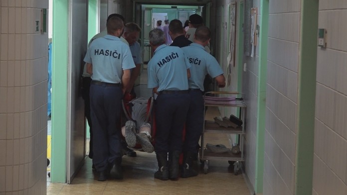 Hasiči pomáhajú záchranárom pri prevoze extrémne obézneho muža