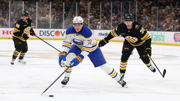 Boston s debaklom pred vlastnými fanúšikmi. Buffalo je krok od postupu