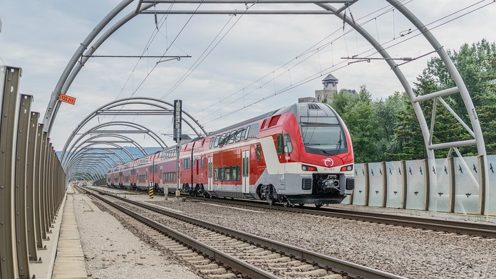 Na snímke je rýchlik ZSSK 