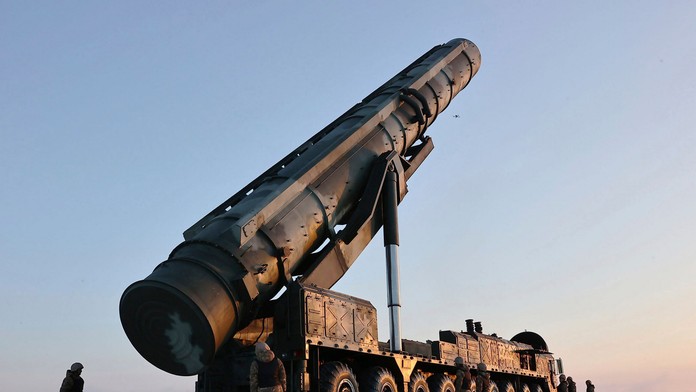 KĽDR vykonala skúšku novej medzikontinentálnej balistickej rakety. Zúčastnil sa jej aj Kim Čong-un