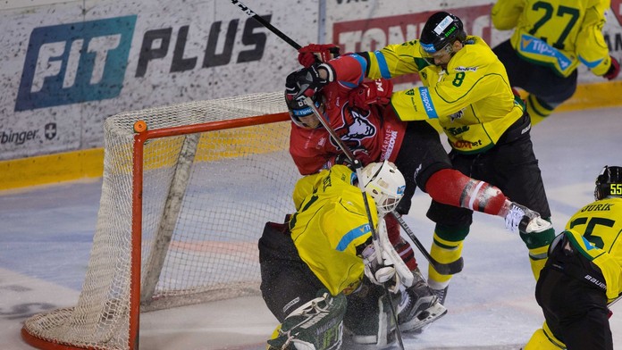 Zľava brankár Tomáš Tomek (Žilina), Petr Kafka (Banská Bystrica) a Tomáš Bokroš.