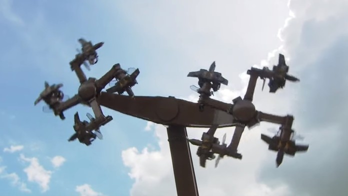 Kovové ramená atrakcie z diaľky pripomínajú hákový kríž..jpg