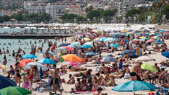 Preplnená pláž v Chorvátsku