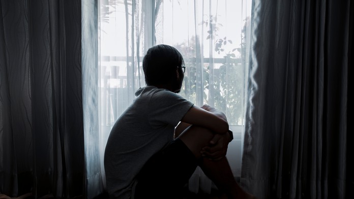 Chlapec (9) žil dva roky sám v byte bez kúrenia a elektriny. Jeho matku našli u milenca