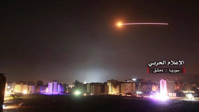 Pohľad na raketu na oblohe po tom, čo iránske sily vypálili rakety na armádne pozície Izraela v Golanských výšinách. 