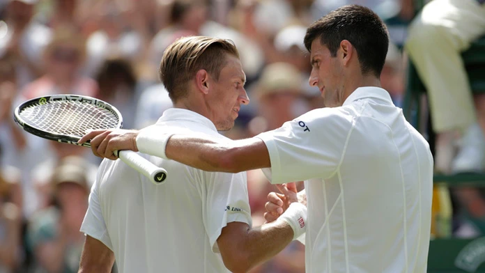 Jarkko Nieminen po poslednom profi zápase kariéry s Novakom Djokovičom na Wimbledone.