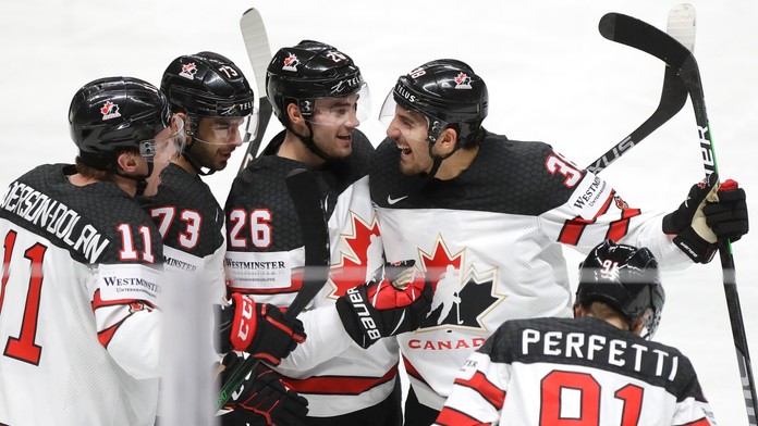 Kanadskí hokejisti sa radujú po góle do siete Katachstanu.