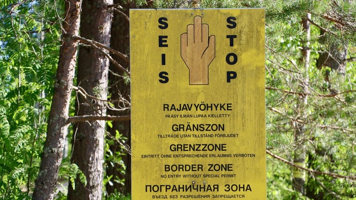 Na snímke varovná tabuľa v pohraničnej zóne na fínskej strane fínsko-ruskej hranice.