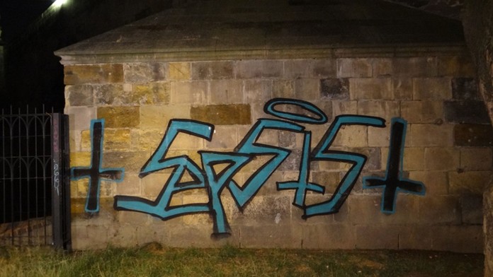 Posprejovaný Karlov most v Prahe.