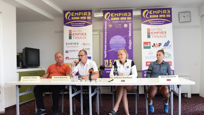 Športový riaditeľ STZ Vladimír Habas, športový riaditeľ TC Empire Tomáš Boleman, slovenská tenistka Rebecca Šramková a ruská ten