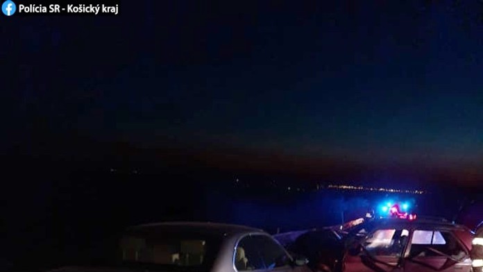 Šofér BMW (40) predbiehal cez plnú čiaru v zákrute viacero áut. Životom za to zaplatil protiidúci vodič