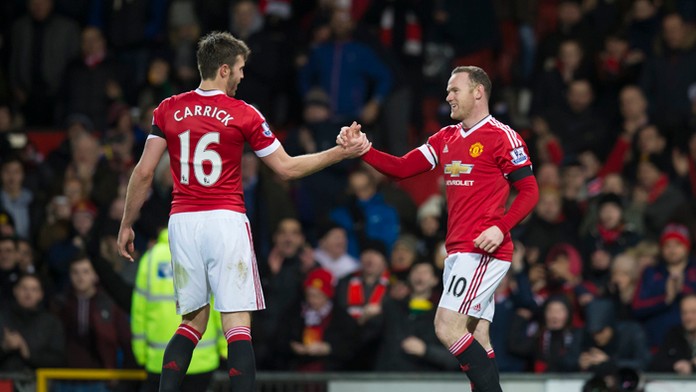 Wayne Rooney a Michael Carrick sa tešia po skórovanív Premiere League.