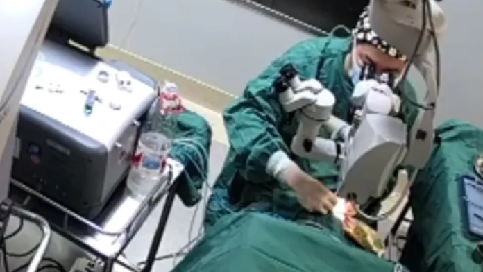 Chirurg počas operácie udieral pacientku päsťou do hlavy. Vysvetlenie nemocnice pôsobí ako zlý vtip