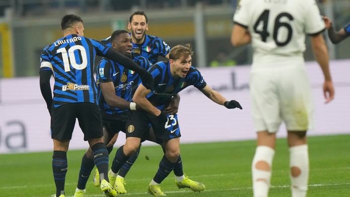 Futbalista Interu Miláno Nicolo Barella (vpravo) sa teší z gólu.