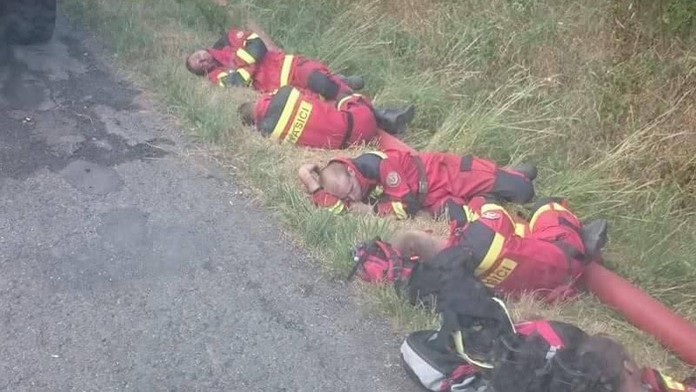 Unavení hasiči po vyše 20 hodinovom zásahu pri požiari lesa medzi medzi obcami Jakubov a Láb.