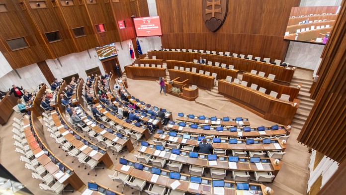 Na snímke poslanci v rokovacej sále po druhom hlasovaní o otvorení mimoriadnej schôdze parlamentu.
