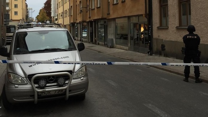 Policajti sú na mieste a cesty sú zablokované