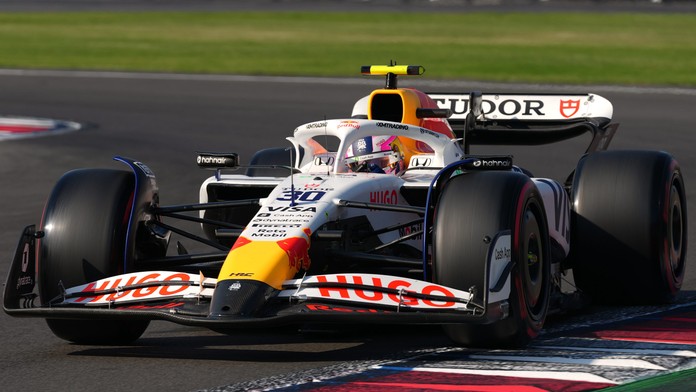 VIDEO: Na Veľkej cene Mexika takmer došlo k tragédii. Liam Lawson neveril vlastným očiam, FIA začala vyšetrovanie