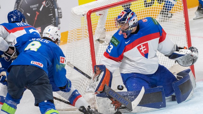 Na snímke vpravo brankár Rastislav Škorvánek, (Slovensko), uprostred Žiga Jeglič (Slovinsko) a vľavo Šimon Nemec (Slovensko).