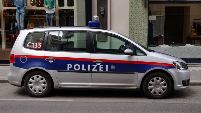 Dráma vo Viedni. Čech s dvomi mečmi napadol muža, spôsobil mu zranenia