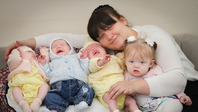 Becky s trojičkami a staršou dcérkou Mayou.