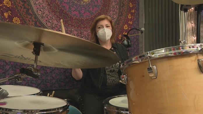 Epidemiologička relaxuje pri hre na bicích nástrojoch.