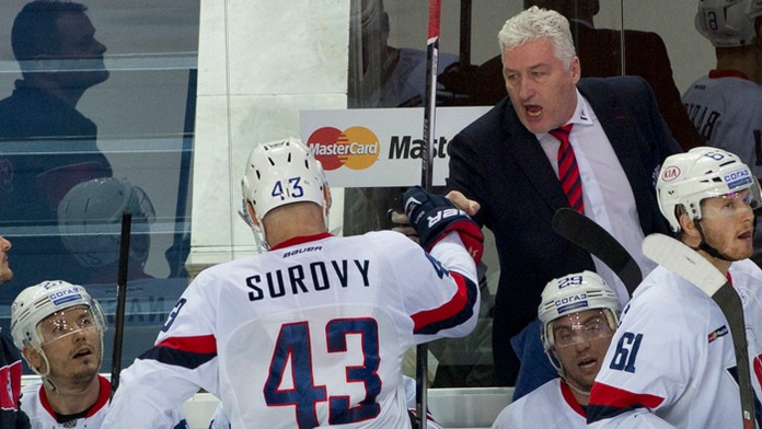 Striedačka Slovana po strelení gólu na 2:0 počas druhého stretnutia 1. kola play off KHL proti CSKA Moskva.