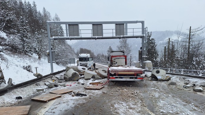 Paralyzovaná doprava na severe Slovenska. Z kamiónu sa vysypal náklad