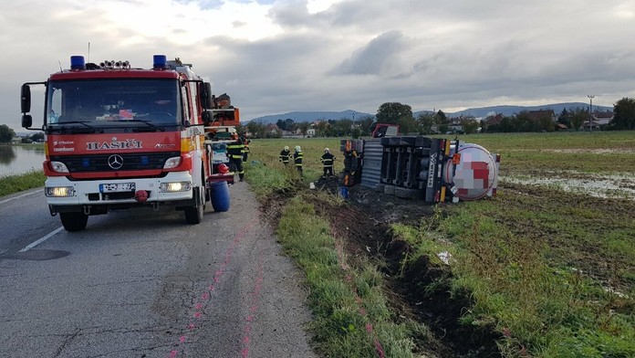 Matúš s Katkou na streche domu farmára týždňa
