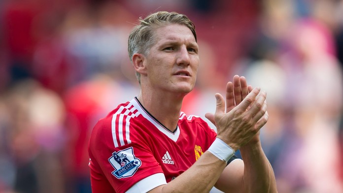 Na snímke nemecký stredopoliar Manchestru Bastian Schweinsteiger tlieska divákom po výhre nad Tottenhamom.