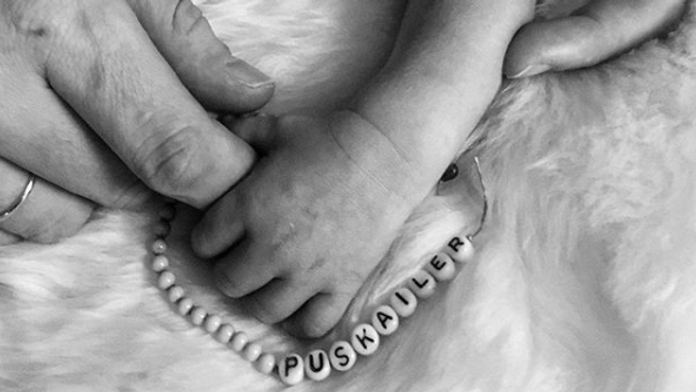 Bezpilotné lietadlo hodilo chlapcom nafukovačku. 