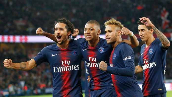 Radosť hráčov PSG v dueli s Lyonom - zľava Marquinhos, Mbappé, Neymar a Di María.