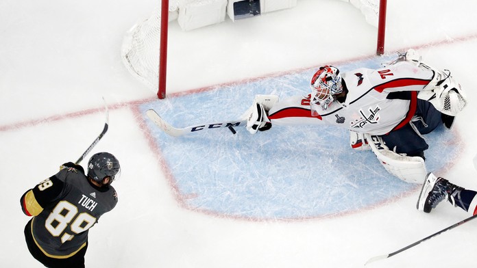 Gólman Washingtonu Braden Holtby chytá pokus Alexa Tucha z Vegas v druhom finále NHL.