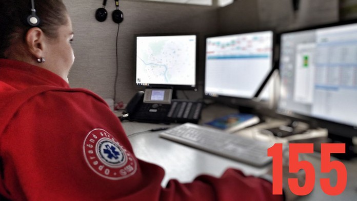 Operátorka záchrannej zdravotnej služby.