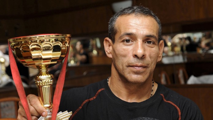 Roky spával na ulici, pýtal drobné na jedlo. Cibuľa (61) začal cvičiť v base, dnes jeho forma opäť vyráža dych