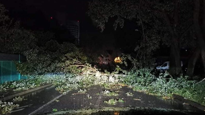 Nočná smršť lámala stromy, brala strechy a rozmetala letné terasy 