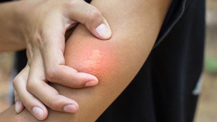 Na archívnej snímke z 10. decembra 1998 laureát Nobelovej ceny za mier John Hume (vpravo).