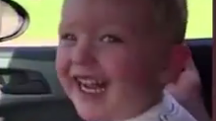 Dieťa má perfektný smiech. 