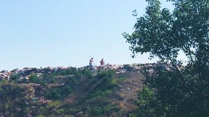 Geodeti merajú výsku nelegálnej skládky v Podunajských Biskupiciach, ktorú prevádzkuje firma Vassal EKO.