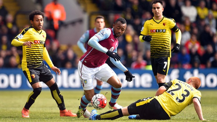 Hráč Aston Villa Jordan Ayew kontroluje hru proti proti hráčom Ikechi Anya (vľavo) a Ben Watson (obaja Watford).