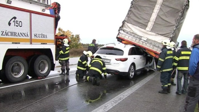 Nehoda kamióna a auta pri Nových Zámkoch